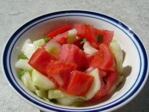 Salata Khadra – Ensalada Árabe de Tomate y Pepino