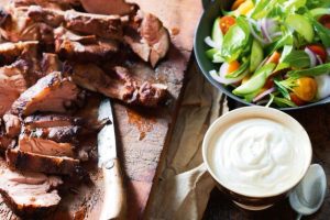 Cordero Asado a la Parrilla con Salsa de Ajo Libanés