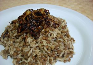 Mujaddara: Lentejas Con Arroz y Receta de Cebollas Caramelizadas